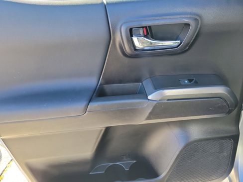 Used 2020 Toyota Tacoma TRD Sport w/ Technology Package image 13