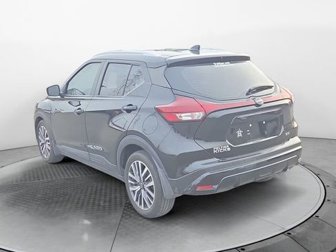 Used 2023 Nissan Kicks SV image 3