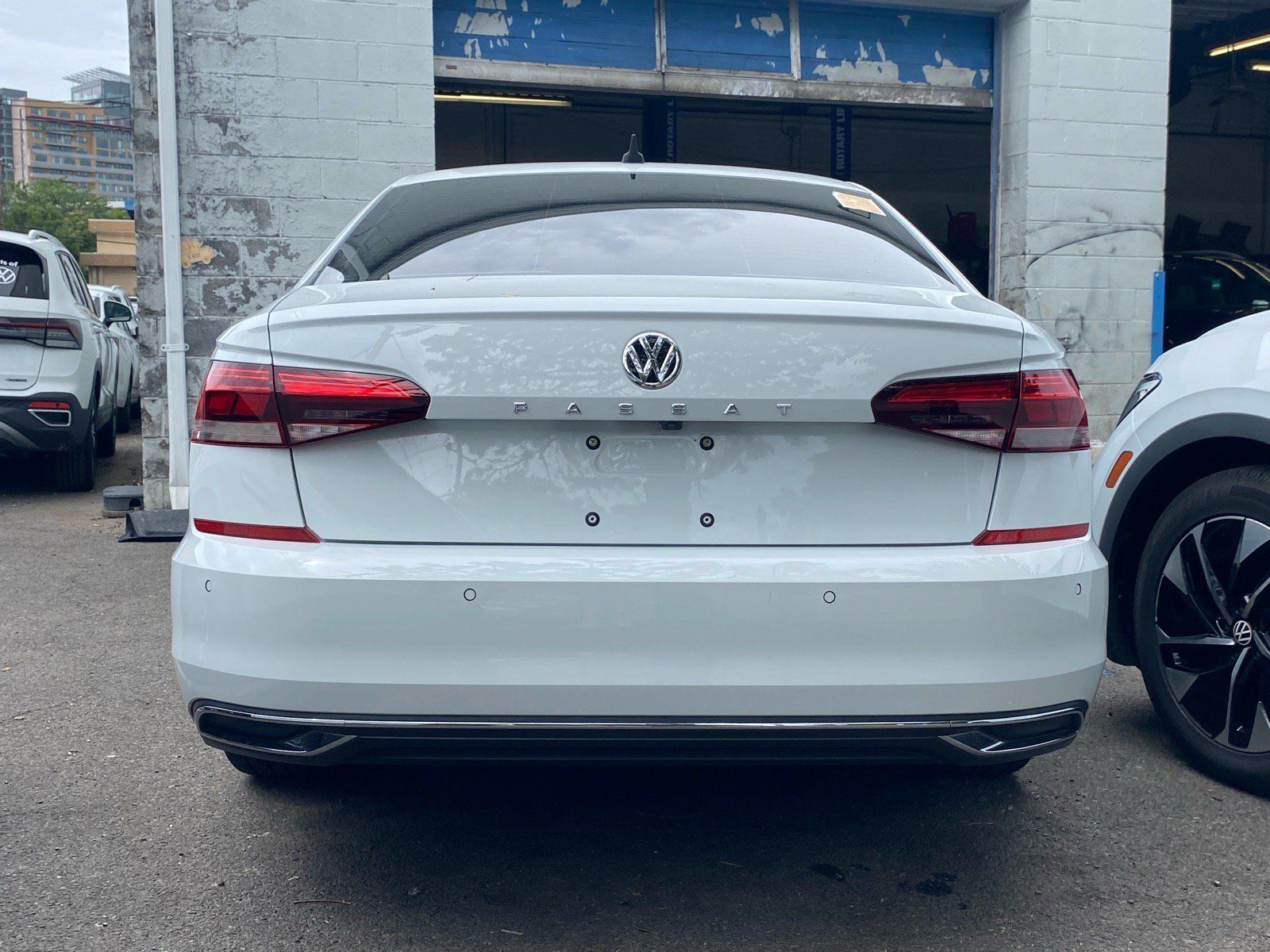 Used 2022 Volkswagen Passat 2.0T FWD image 2