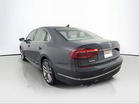 Used 2017 Volkswagen Passat 1.8T R-Line w/ R-Line Lighting Package FWD image 4