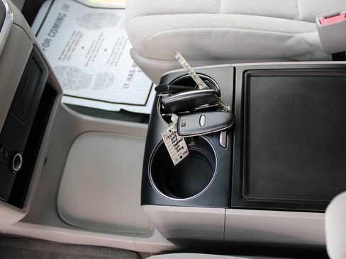 Used 2015 Toyota Sienna LE FWD image 26