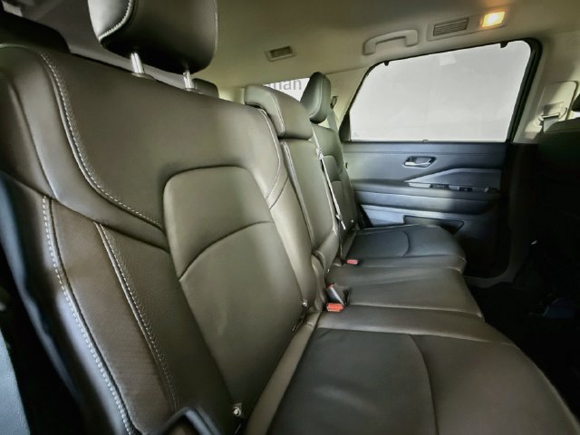 Used 2025 Nissan Pathfinder SL AWD/4WD image 27