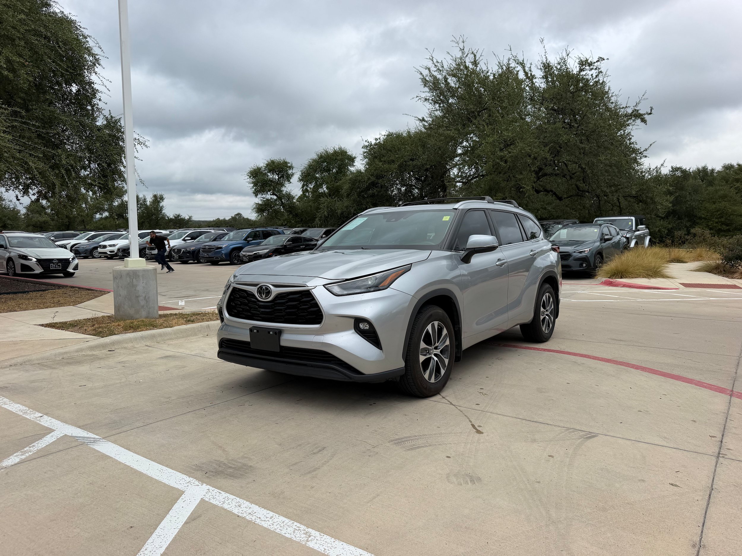 Used 2024 Toyota Highlander XLE FWD image 2