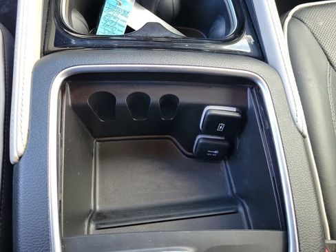 Used 2023 Chrysler Pacifica Limited FWD image 35