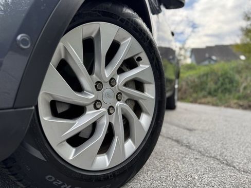 Used 2025 Land Rover Discovery S image 2