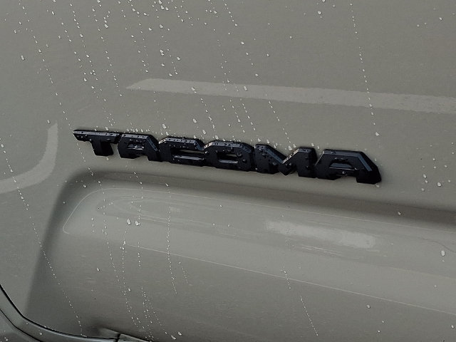 Used 2017 Toyota Tacoma TRD Sport w/ Premium & Technology Package AWD/4WD image 30
