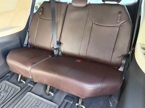 Used 2023 Toyota Sienna Platinum AWD/4WD image 25