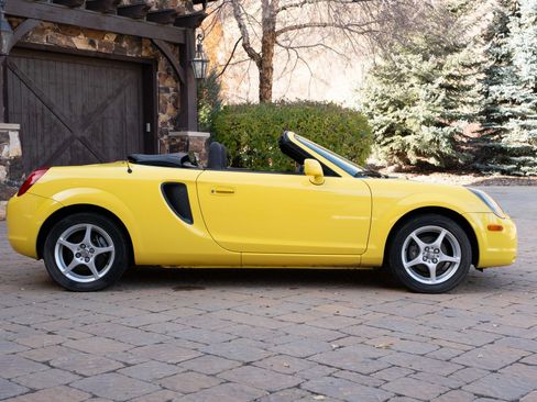Used 2001 Toyota MR2 RWD image 2
