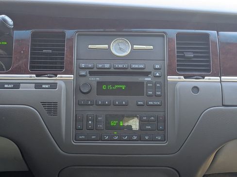 Used 2005 Lincoln Town Car Signature Limited image 17