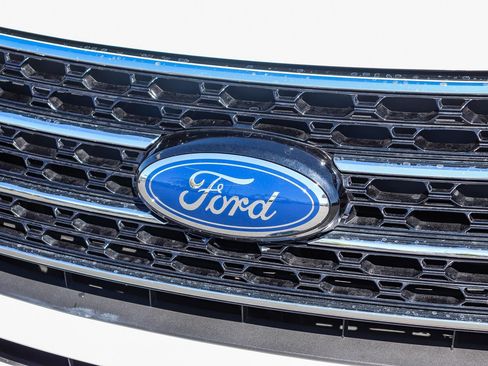 Used 2021 Ford Explorer XLT w/ Equipment Group 202A AWD/4WD image 11