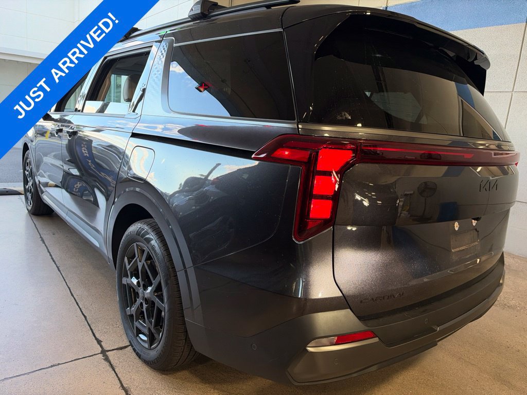 Used 2026 Kia Carnival SX w/ SX Dark Edition Package FWD image 4