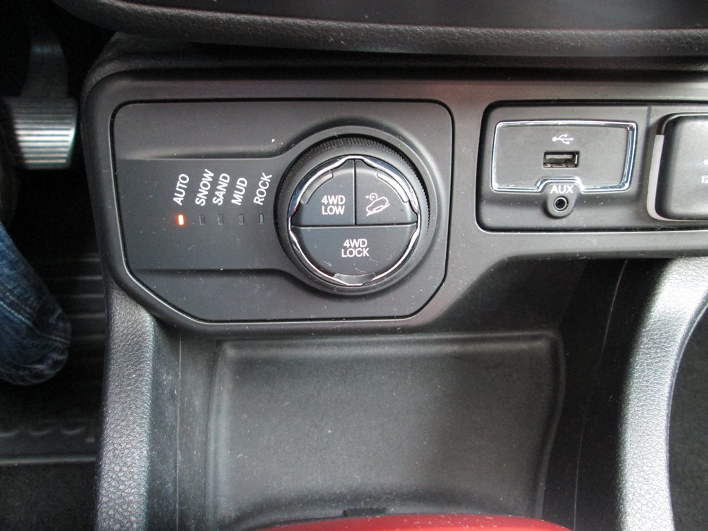 Used 2018 Jeep Renegade Trailhawk w/ UConnect 8.4 Nav Group AWD/4WD image 12