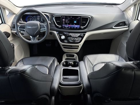 Used 2023 Chrysler Pacifica Touring-L FWD image 10