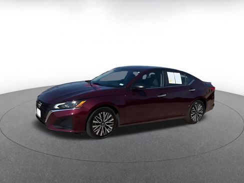 Used 2025 Nissan Altima 2.5 SV FWD image 4