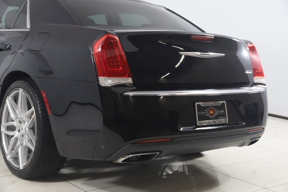 Used 2015 Chrysler 300 Limited RWD image 20