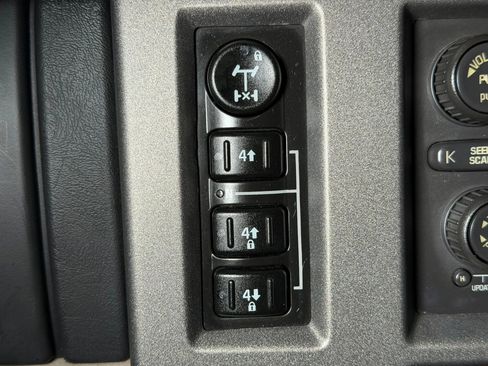 Used 2004 HUMMER H2 w/ Preferred Equipment Group AWD/4WD image 30