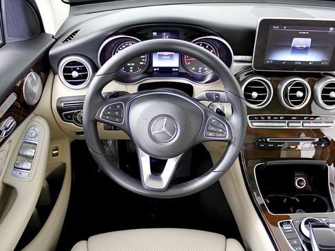 Used 2017 Mercedes-Benz GLC 300 4MATIC image 23