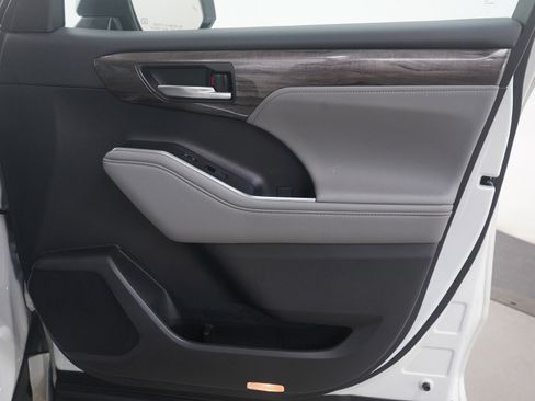 Used 2021 Toyota Highlander Limited image 13