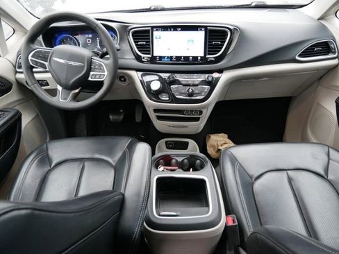 Used 2023 Chrysler Pacifica Touring-L image 6