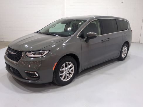 Used 2023 Chrysler Pacifica Touring-L FWD image 7