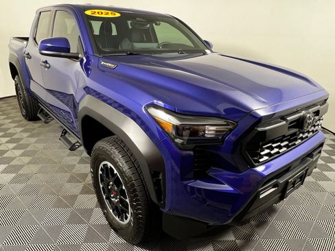 Used 2025 Toyota Tacoma TRD Off-Road AWD/4WD image 3