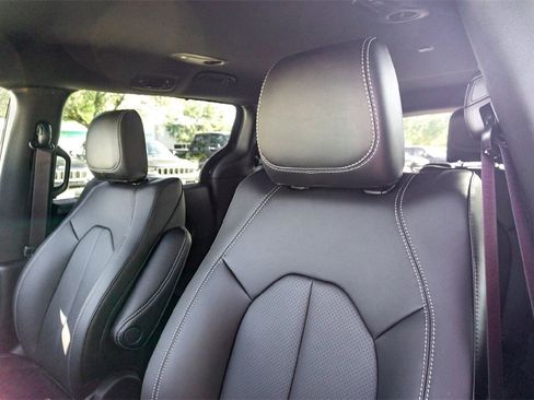 New 2026 Chrysler Pacifica Select image 9