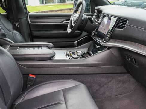 Used 2024 Jeep Wagoneer L Series II w/ Flexible Seating Group AWD/4WD image 17
