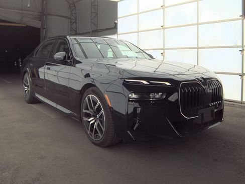 Used 2025 BMW 740i xDrive image 3