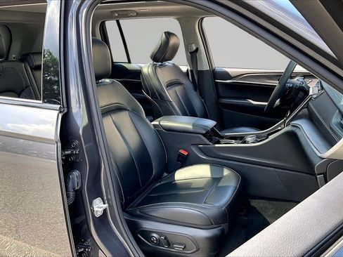 Used 2023 Jeep Grand Cherokee Limited w/ Black Appearance Package AWD/4WD image 24