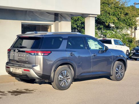New 2025 Nissan Pathfinder SL image 3