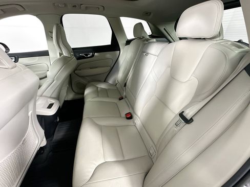 Used 2022 Volvo XC60 B5 Momentum w/ Protection Package Premier image 24