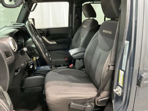 Used 2016 Jeep Wrangler Unlimited Sahara w/ Connectivity Group AWD/4WD image 19
