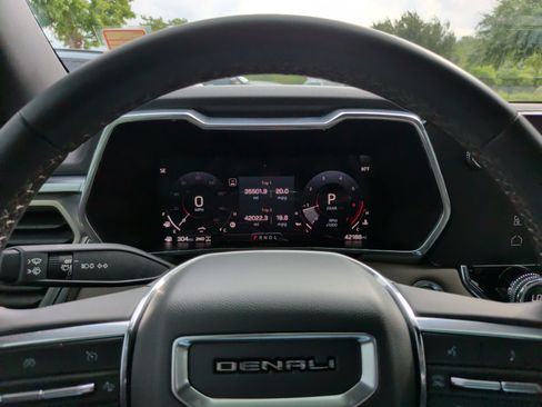 Used 2023 GMC Canyon Denali w/ Denali Black Edition AWD/4WD image 17