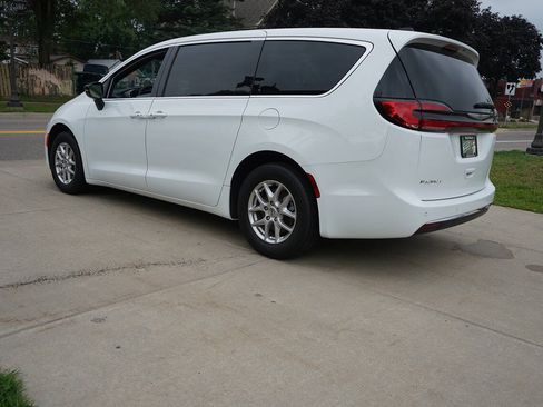 Used 2025 Chrysler Pacifica Select FWD image 10