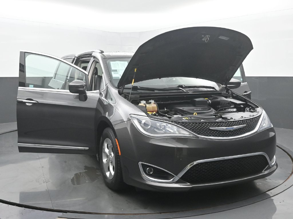 Used 2017 Chrysler Pacifica Touring-L Plus FWD image 57