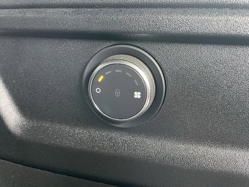 Used 2025 Land Rover Defender 110 image 38