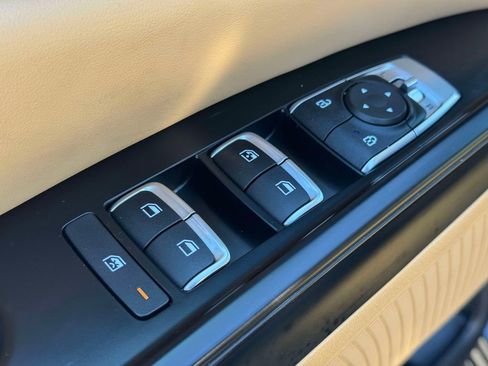 Used 2024 Kia Carnival LX FWD image 16