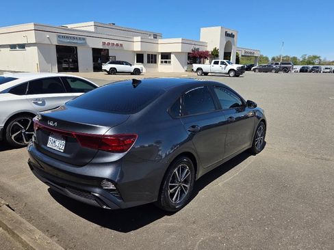 Used 2022 Kia Forte LXS FWD image 4