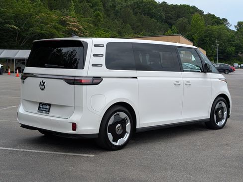 Used 2025 Volkswagen ID. Buzz Pro S RWD image 8
