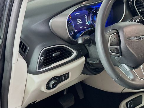 Used 2023 Chrysler Pacifica Touring-L image 17