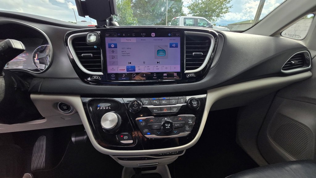 Used 2022 Chrysler Pacifica Touring-L w/ Uconnect Theater Family Group FWD image 11