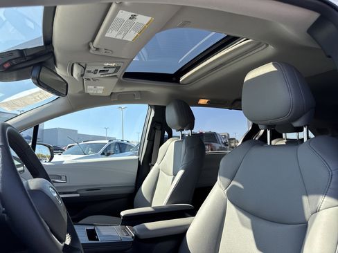 Used 2025 Toyota Sienna XLE image 25