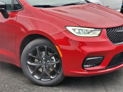 New 2026 Chrysler Pacifica Select w/ S Appearance Package image 3