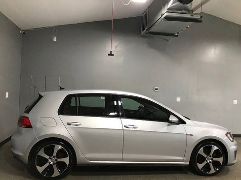 Used 2017 Volkswagen GTI SE image 2