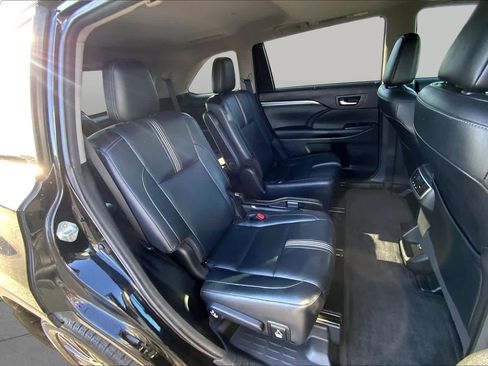 Used 2018 Toyota Highlander SE FWD image 20