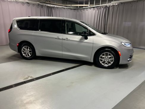 Used 2024 Chrysler Pacifica Touring-L image 8