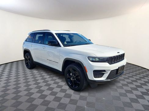 Used 2023 Jeep Grand Cherokee Altitude image 4