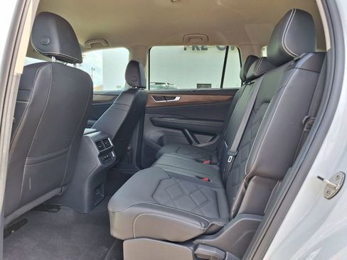 Used 2025 Volkswagen Atlas SE FWD image 14