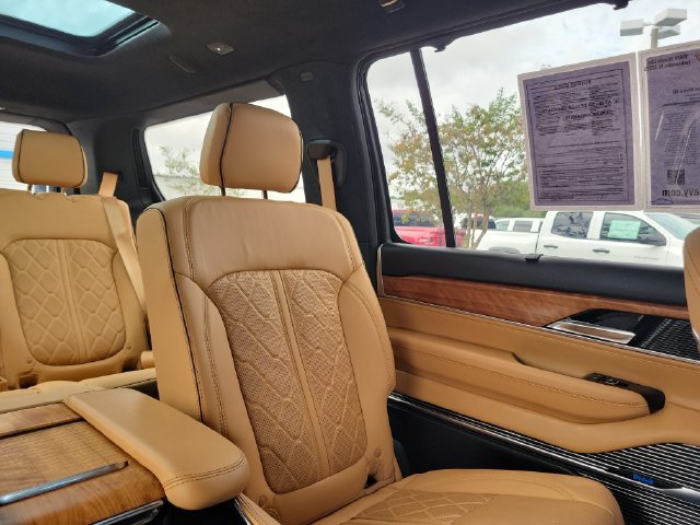 Used 2023 Jeep Grand Wagoneer Series III AWD/4WD image 18