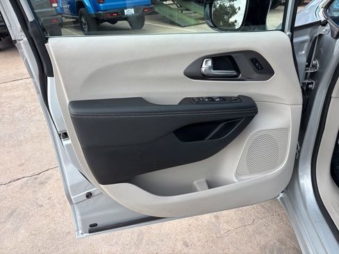 Used 2024 Chrysler Pacifica Touring-L FWD image 13